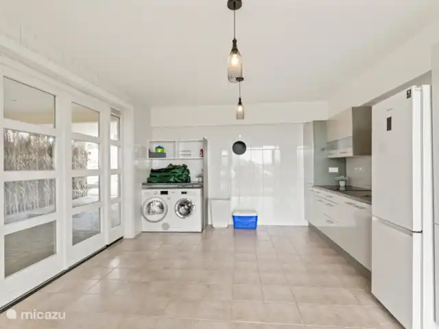 Villa Bella Vista - Brakkeput Abou | Curaçao, Banda Ariba (est), Brakkeput Abou - villa Kitchenette pratique avec buanderie, située à côté des 3 chambres au rez-de-jardin inférieur.