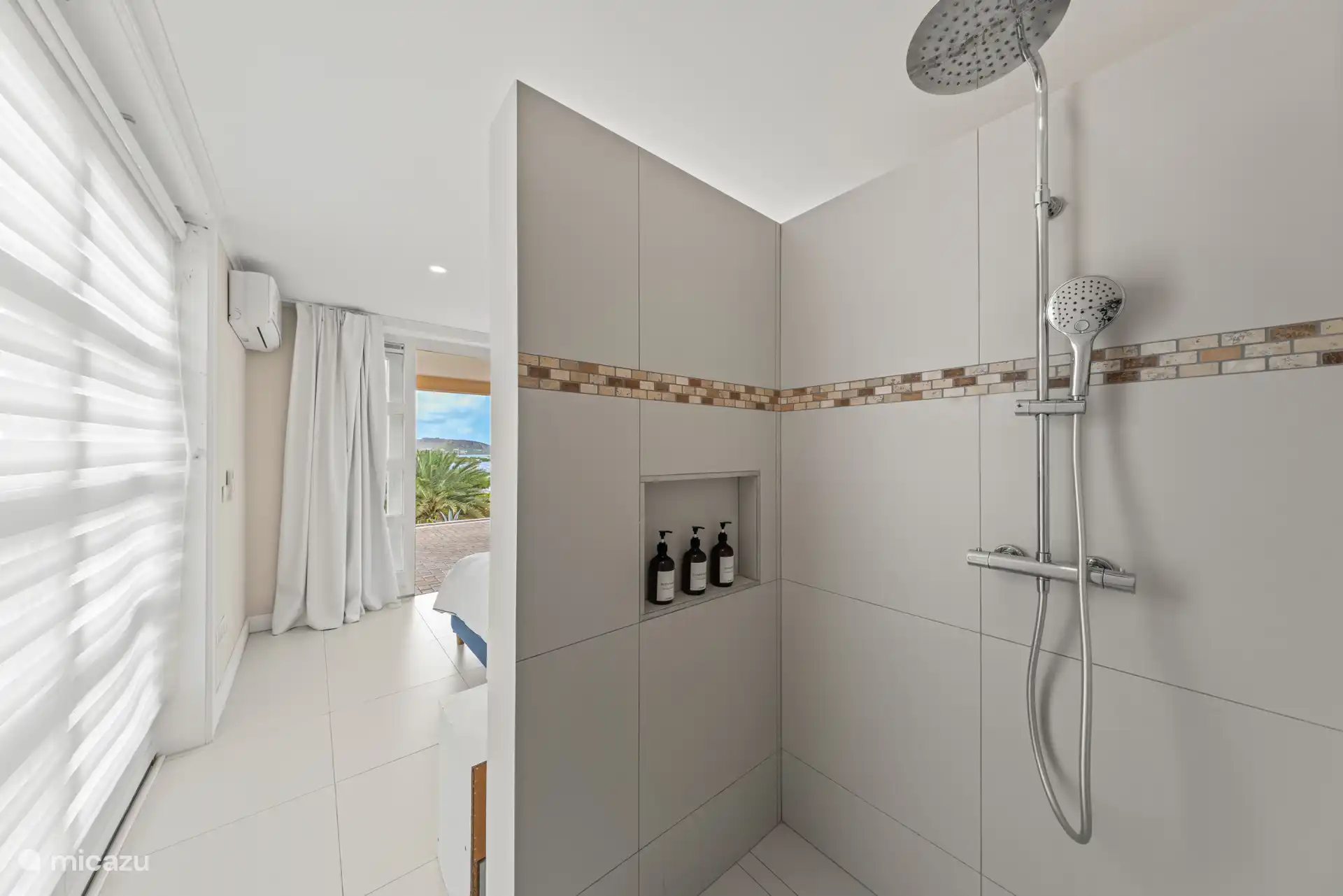 Schlafzimmer mit Dusche 1