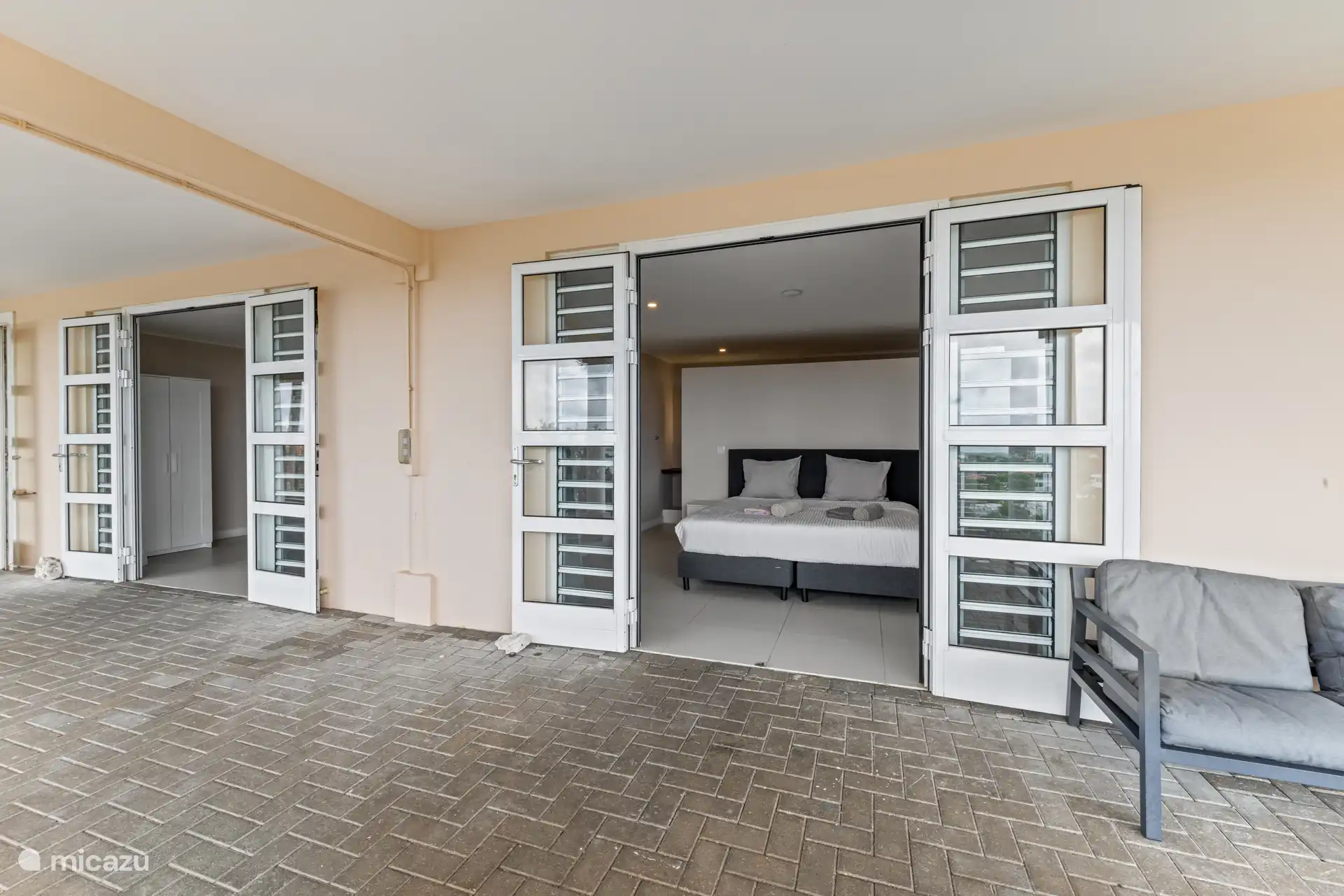 Die 3 identischen Schlafzimmer im Gartengeschoss haben einen schönen Blick von den Terrassentüren.