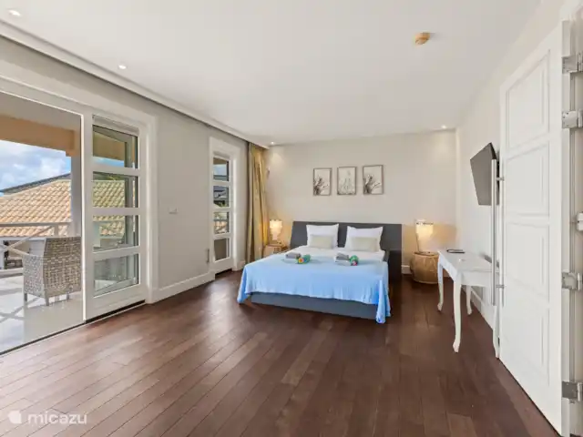 Villa Bella Vista - Brakkeput Abou | Curaçao, Banda Ariba (est), Brakkeput Abou - villa Chambre principale, avec TV, balcon privé, salle de bain et dressing.
