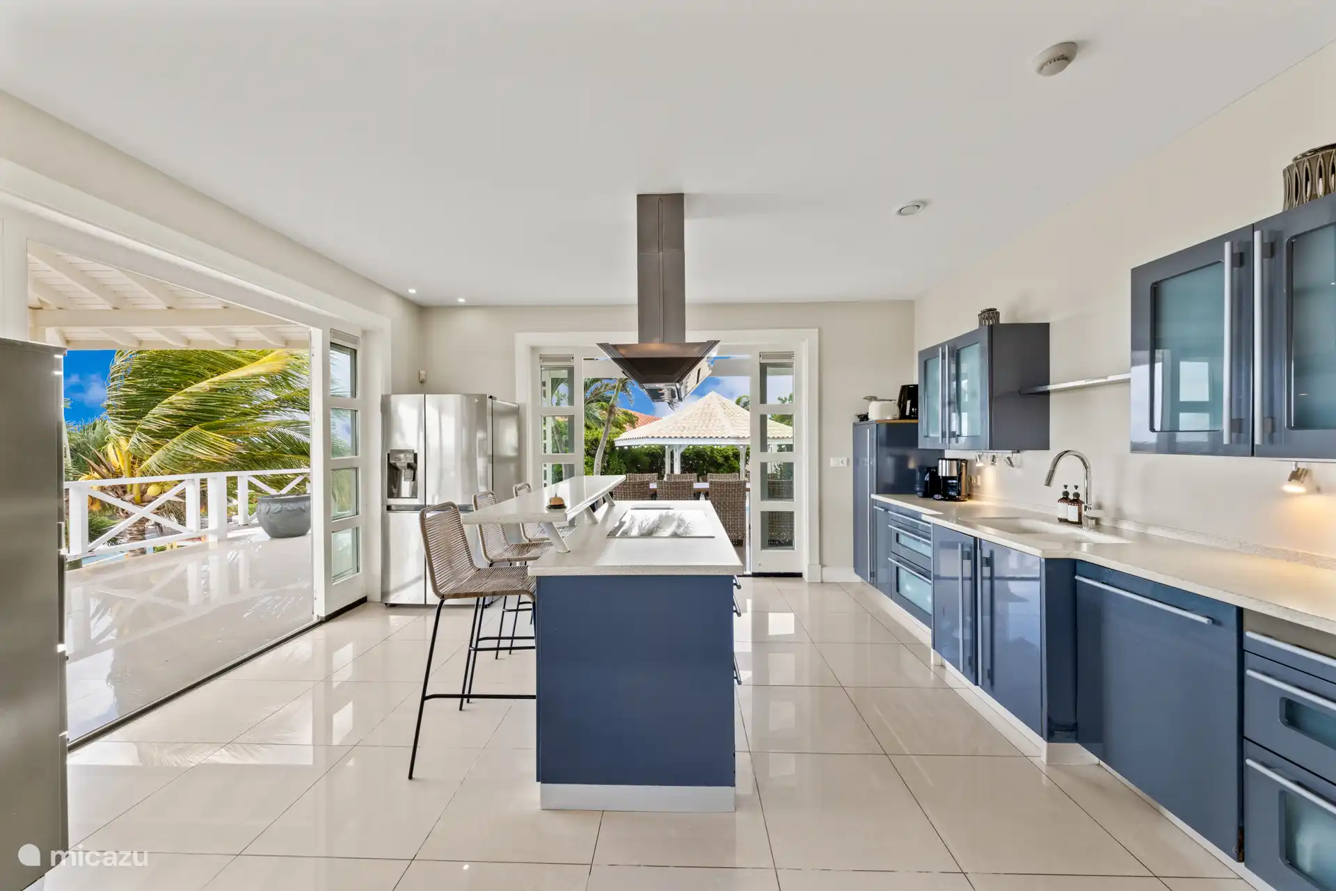 Die moderne, offene Küche ist komplett ausgestattet und hat direkten Zugang zum Balkon.