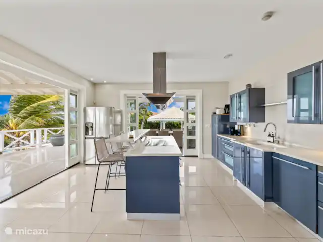 Villa Bella Vista - Brakkeput Abou | Curaçao, Banda Ariba (est), Brakkeput Abou - villa La cuisine moderne et ouverte est entièrement équipée et dispose d’un accès direct au balcon.