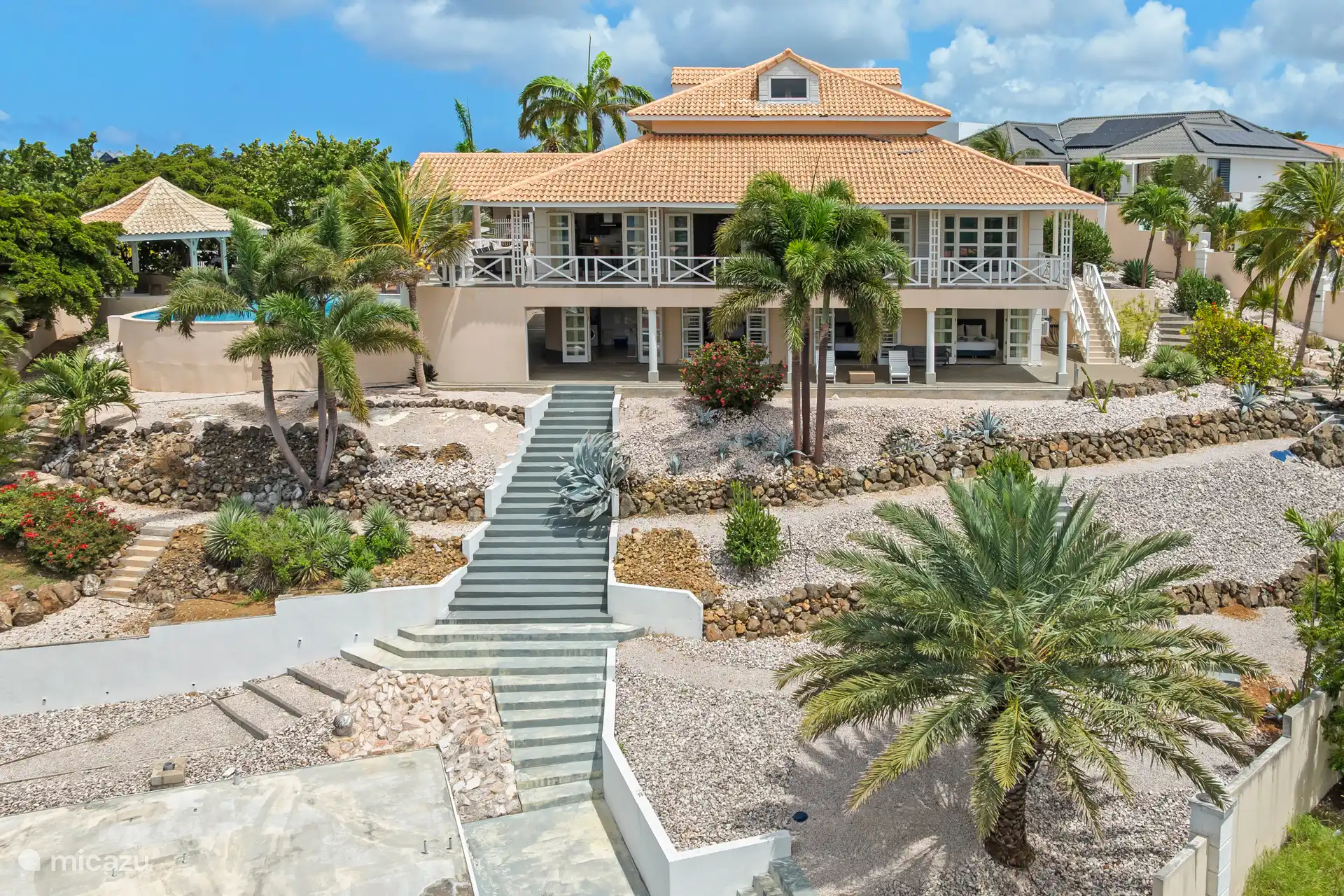 Im ruhigen und exklusiven Stadtteil Brakkeput Abou gelegen, bietet diese großzügige Villa mit 6 Schlafzimmern und 5,5 Bädern viel Privatsphäre.