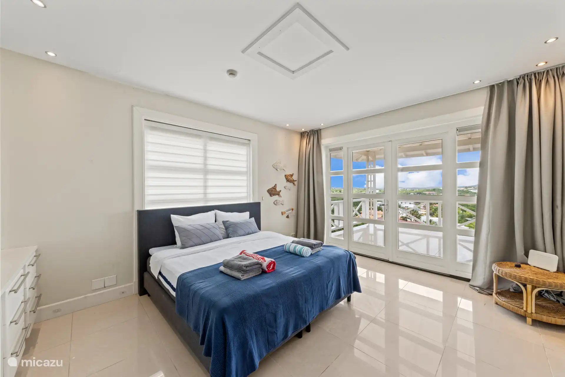 Dies ist das zweite Schlafzimmer im Erdgeschoss mit direktem Zugang zum Balkon.