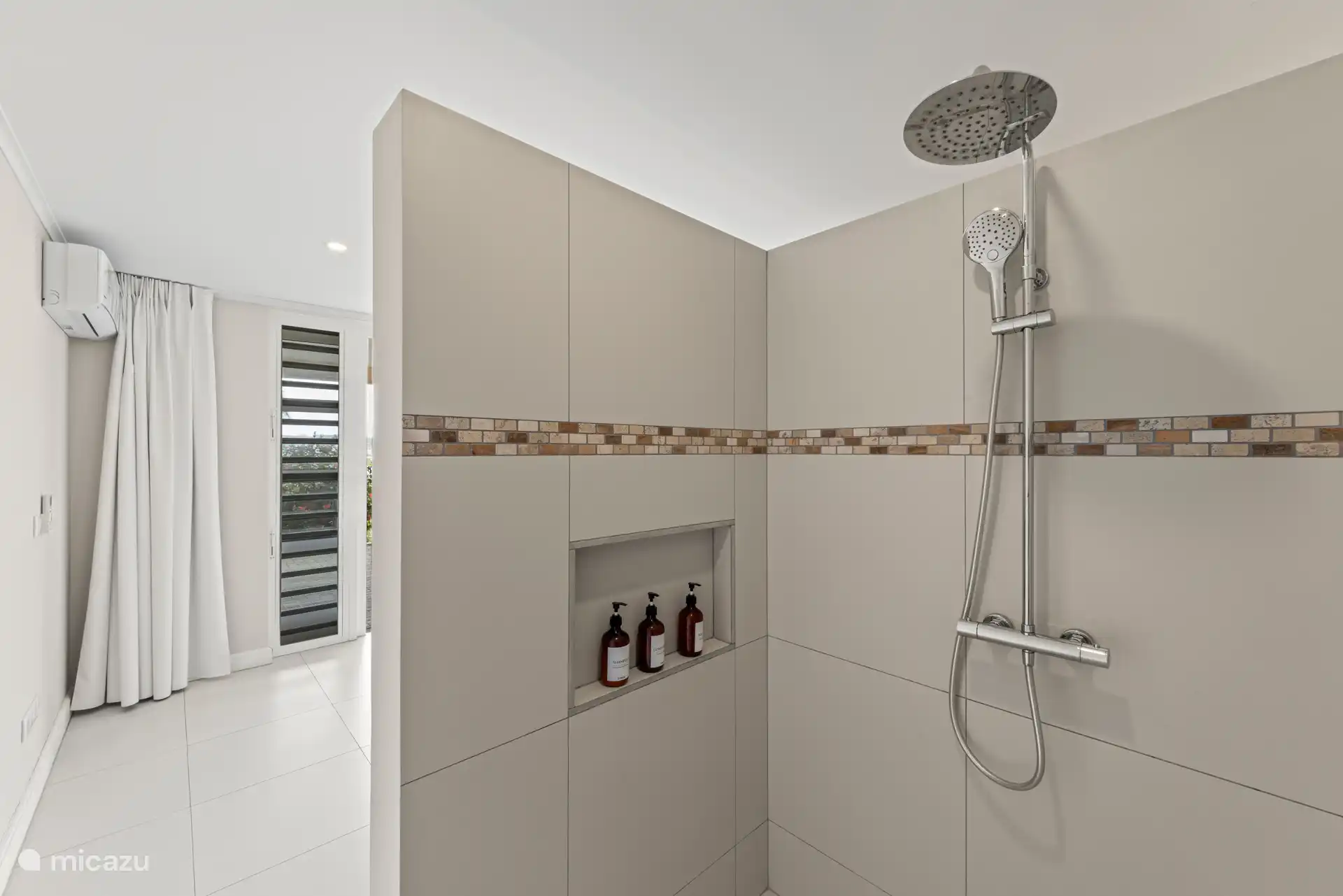 Schlafzimmer mit Dusche 3