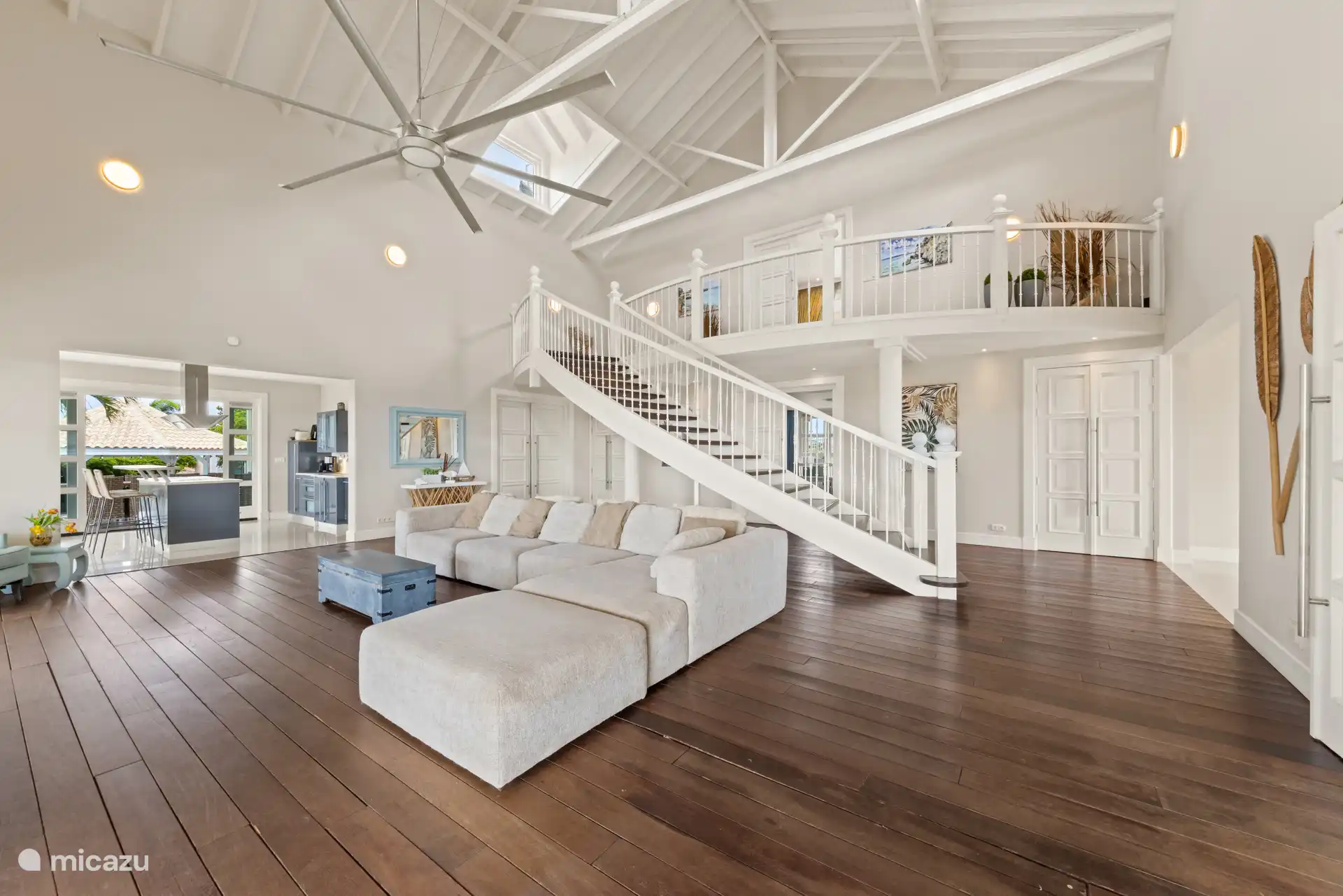 Eine schöne Brise weht durch das Haus, wenn die großen Terrassentüren geöffnet sind.