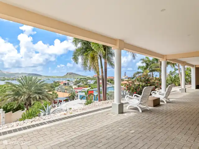 Villa Bella Vista - Brakkeput Abou | Curaçao, Banda Ariba (est), Brakkeput Abou - villa Au rez-de-jardin inférieur, il y a trois chambres supplémentaires, chacune avec sa propre salle de bain et des portes-fenêtres menant à un espace extérieur avec de belles vues sur le jardin et l’eau.
