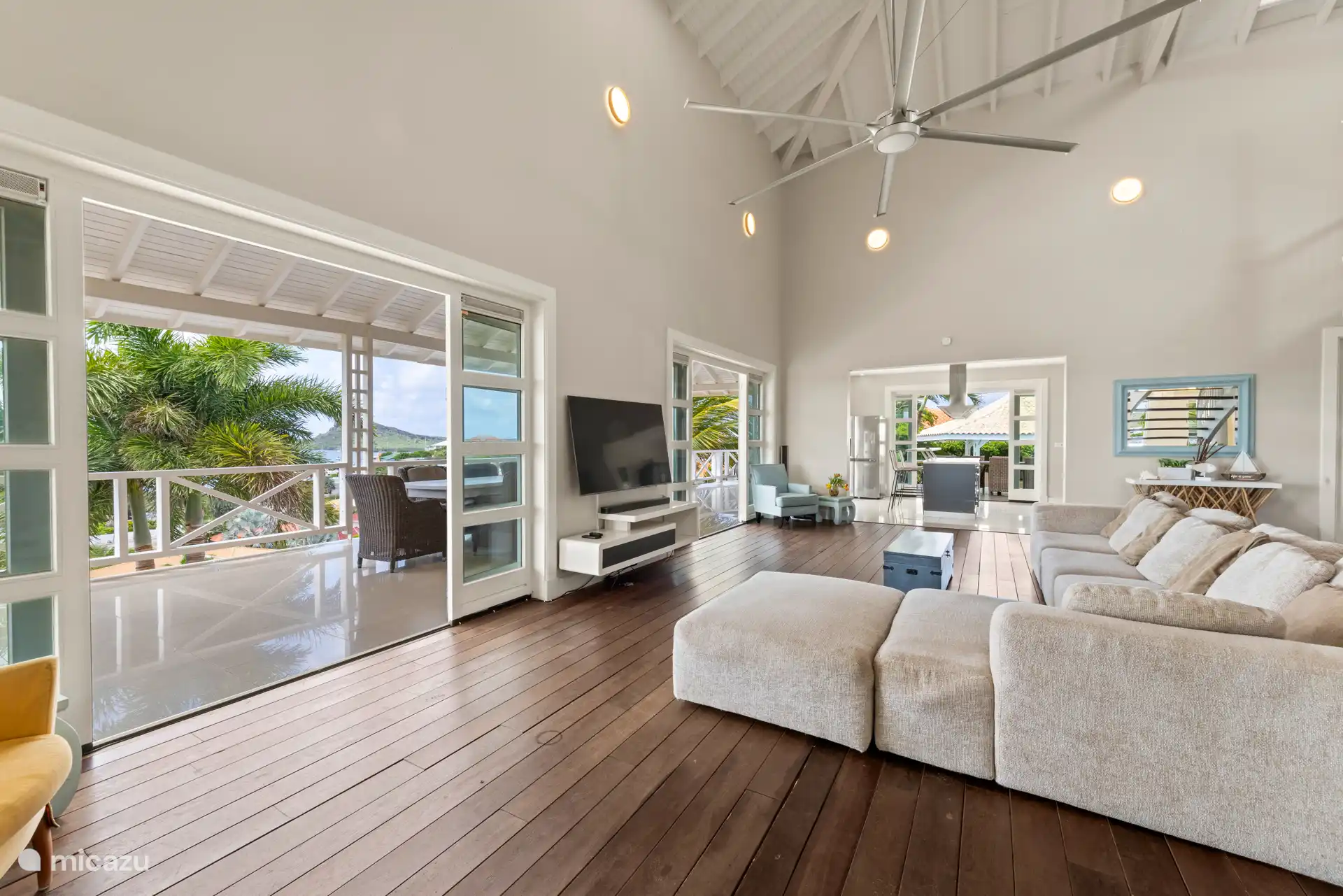 Gemütlicher Wohnraum, der mit Küche und Balkon verbunden ist.