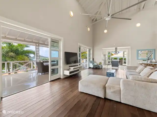Villa Bella Vista - Brakkeput Abou | Curaçao, Banda Ariba (est), Brakkeput Abou - villa Espace de vie confortable qui communique avec la cuisine et le balcon.