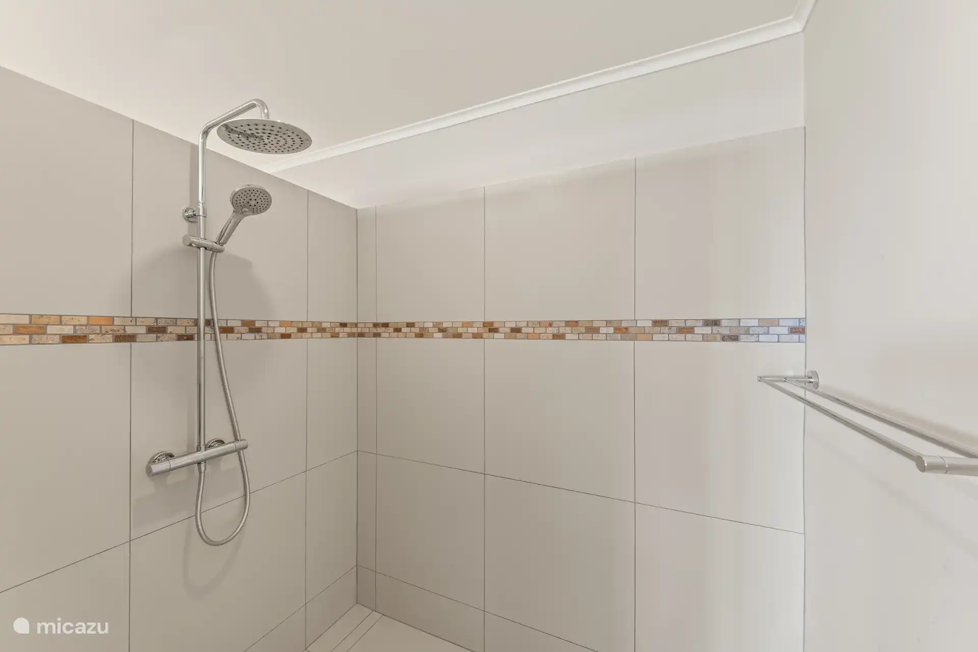 Schlafzimmer mit Dusche 2