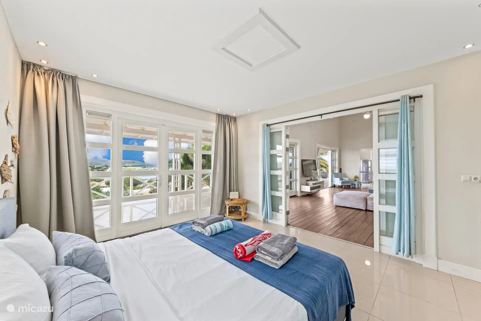 Schlafzimmer neben dem Wohnzimmer.