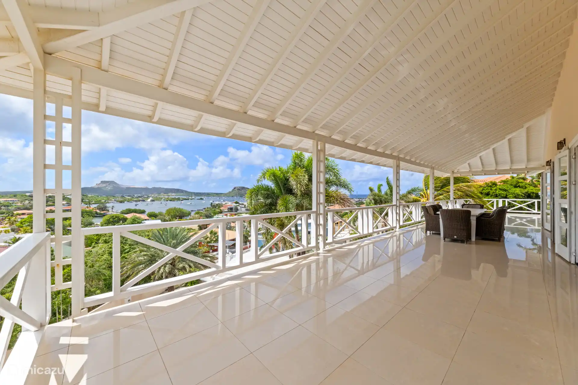 Balkon mit zusätzlichen Sitzgelegenheiten. Schauen Sie, was für eine Aussicht!