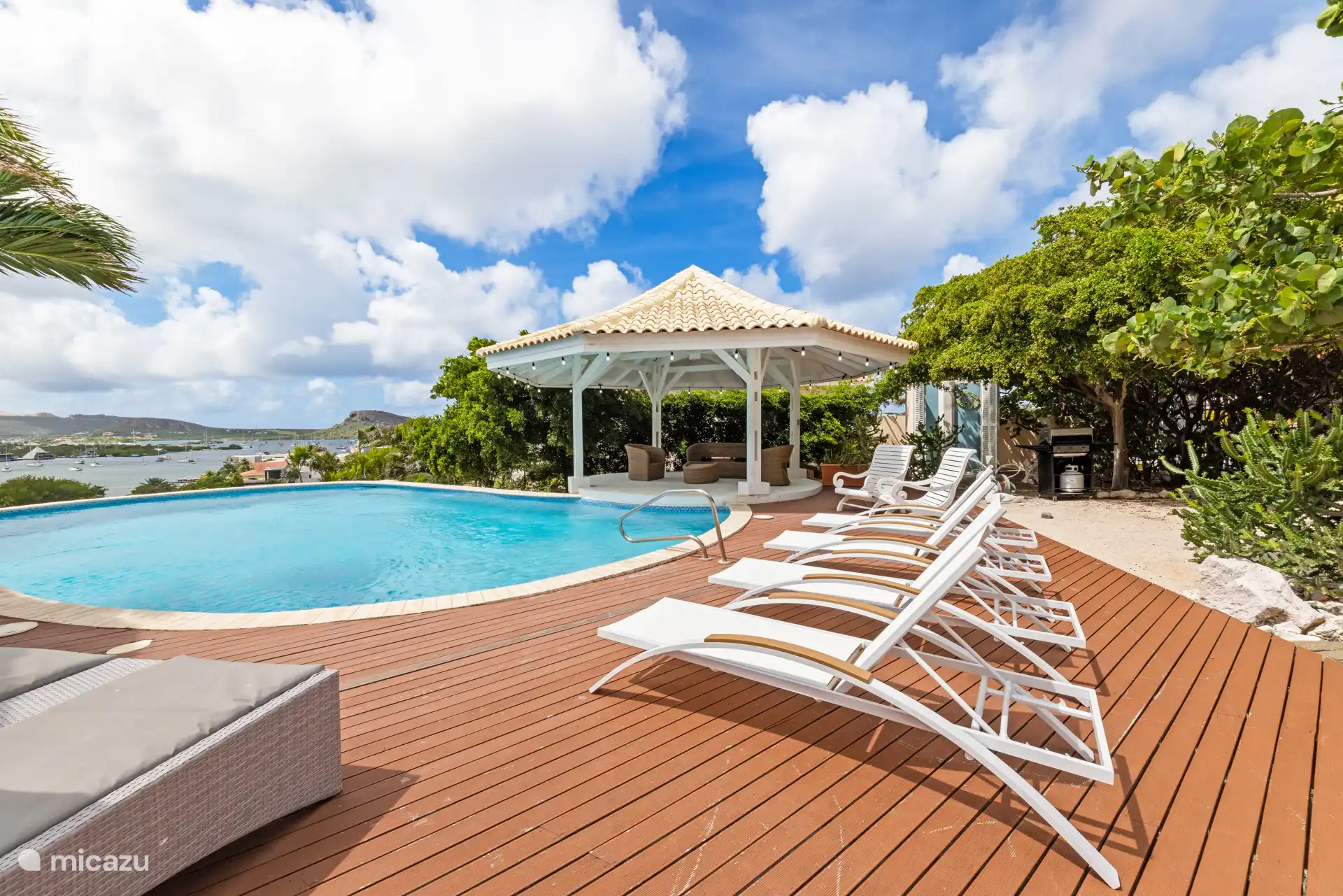 Diese Villa befindet sich auf einem privaten, abgeschlossenen Grundstück und lädt Sie ein, das Inselleben in vollen Zügen zu genießen.