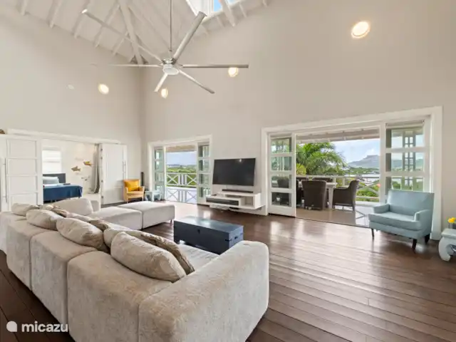 Villa Bella Vista - Brakkeput Abou | Curaçao, Banda Ariba (est), Brakkeput Abou - villa Espace de vie spacieux et lumineux qui se fond sans heurts dans un grand balcon couvert.