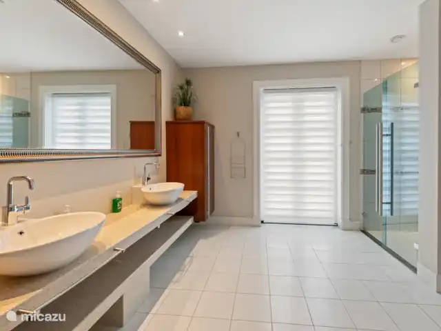 Villa Bella Vista - Brakkeput Abou | Curaçao, Banda Ariba (est), Brakkeput Abou - villa Salle de bain partagée pour les deux chambres au rez-de-chaussée.