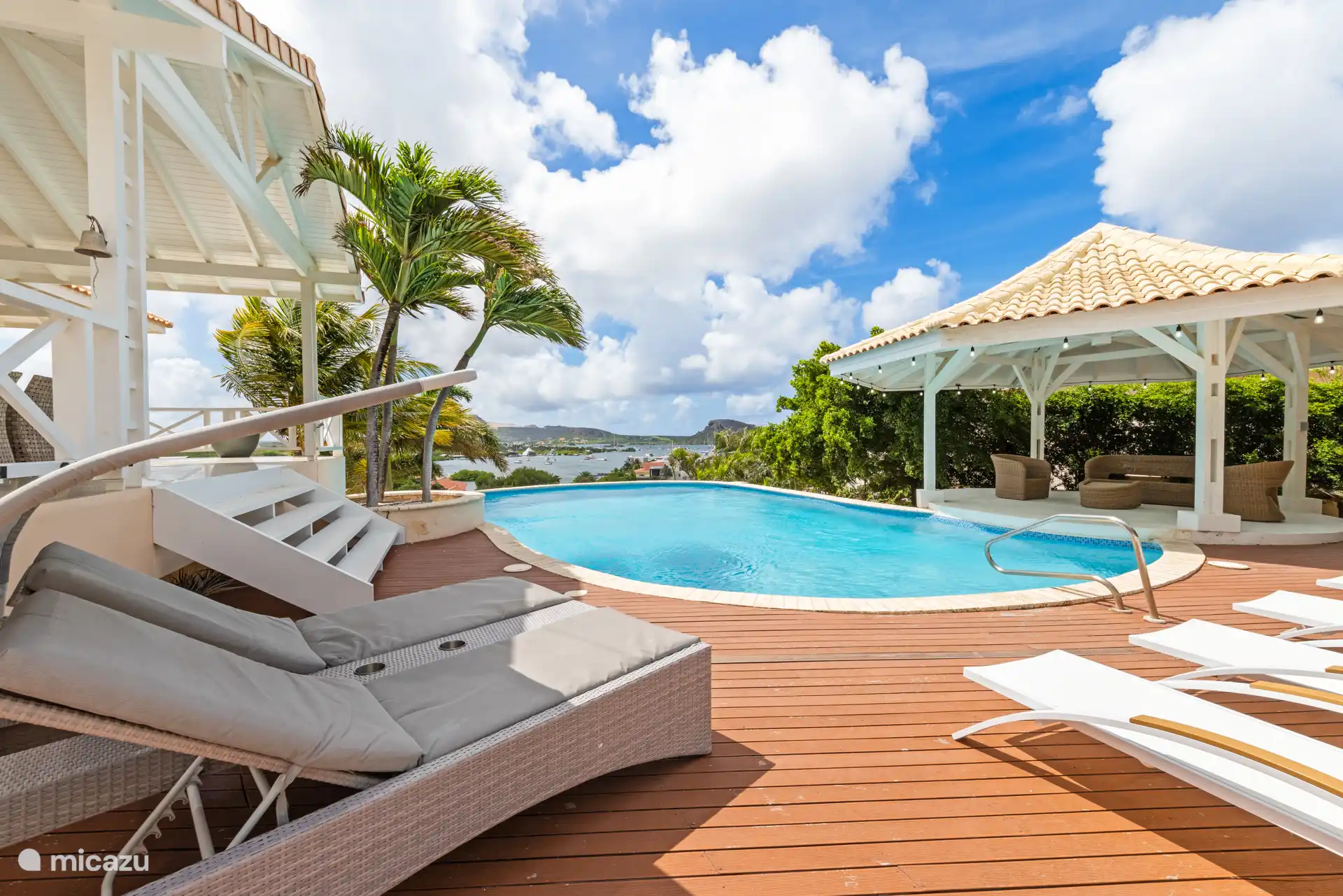 Rund um das Schwimmbett stehen mehrere Sitzgelegenheiten zur Verfügung.