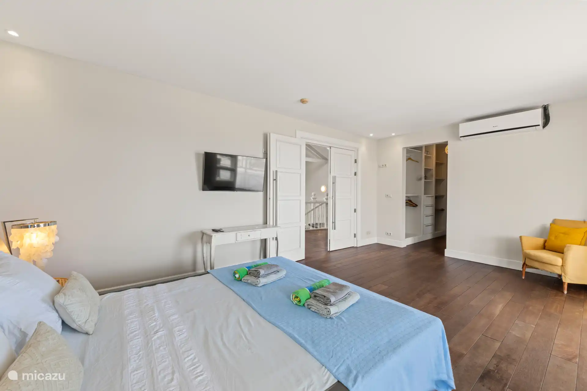 Master mit Zimmer mit eigenem Bad und privatem begehbarem Kleiderschrank.