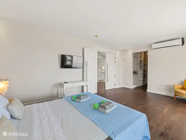 Villa Bella Vista - Brakkeput Abou | Curaçao, Banda Ariba (est), Brakkeput Abou - villa Chambre principale avec chambre avec salle de bain attenante et dressing privé.