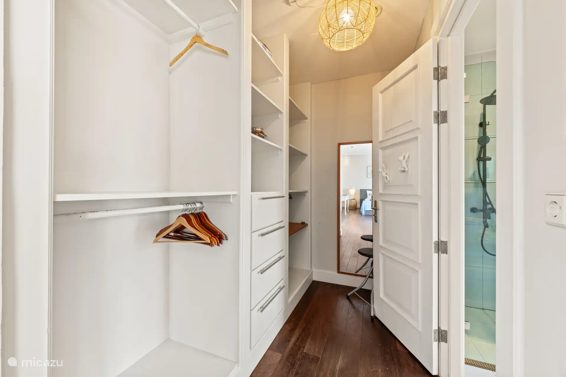 Begehbarer Kleiderschrank im ersten Stock, in der Nähe des Hauptschlafzimmers.