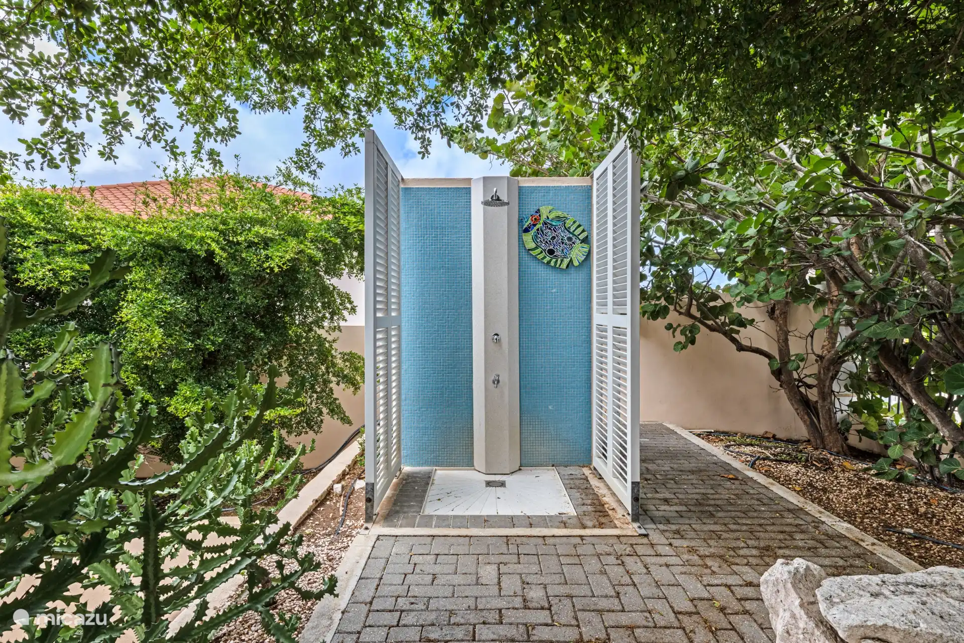 Am Pool steht eine Außendusche zur Verfügung.