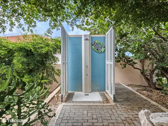 Villa Bella Vista - Brakkeput Abou | Curaçao, Banda Ariba (est), Brakkeput Abou - villa Une douche extérieure est disponible au bord de la piscine.