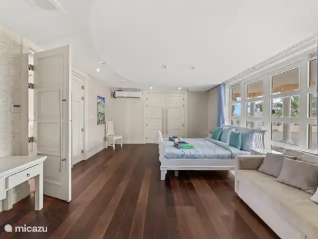 Villa Bella Vista - Brakkeput Abou | Curaçao, Banda Ariba (est), Brakkeput Abou - villa Chambre au rez-de-chaussée avec TV, dressings et canapé canapé.