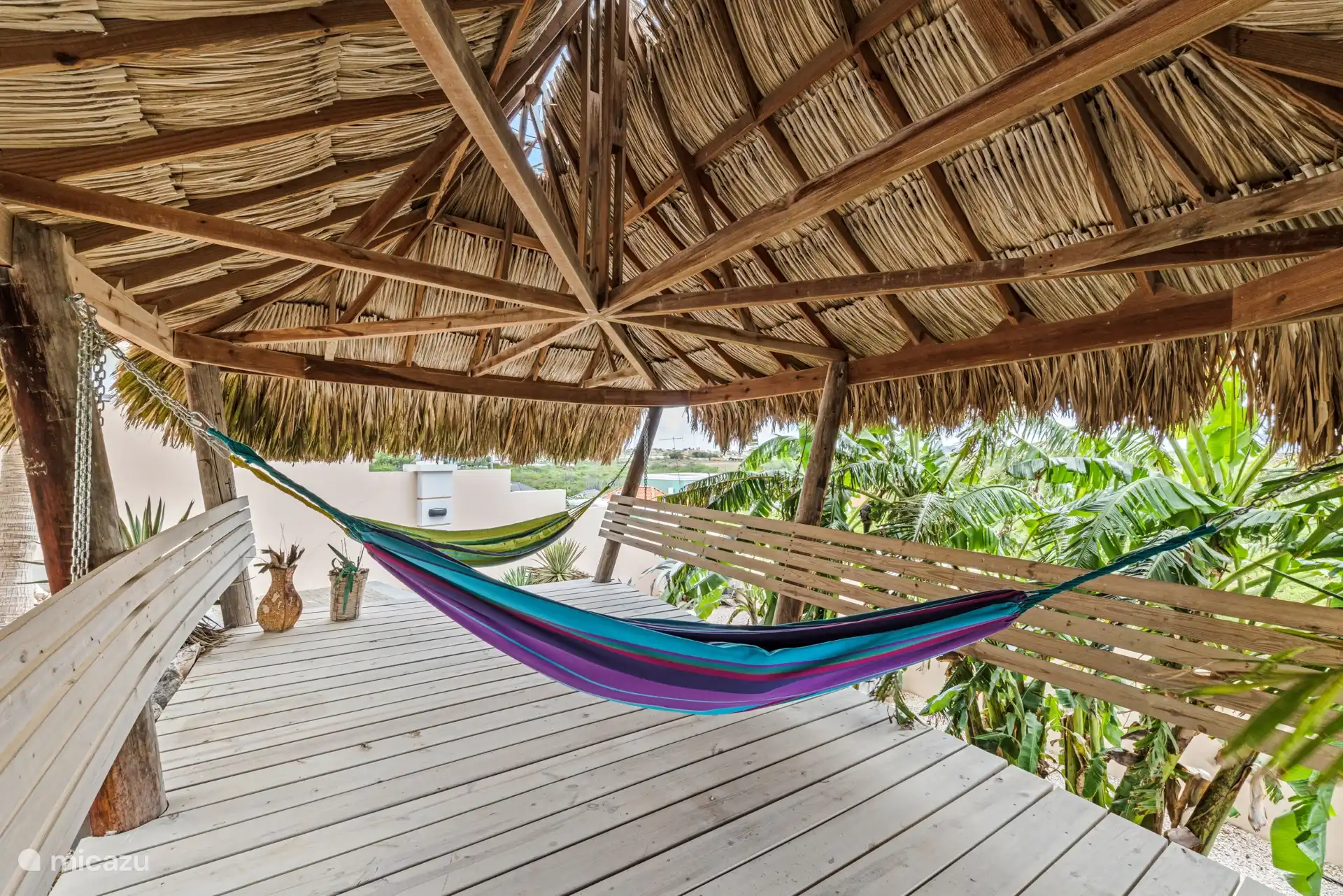 Entspannen Sie sich im großen Garten mit einem Buch in diesen Hängematten und genießen Sie die tropische Brise in Ihren Haaren.
