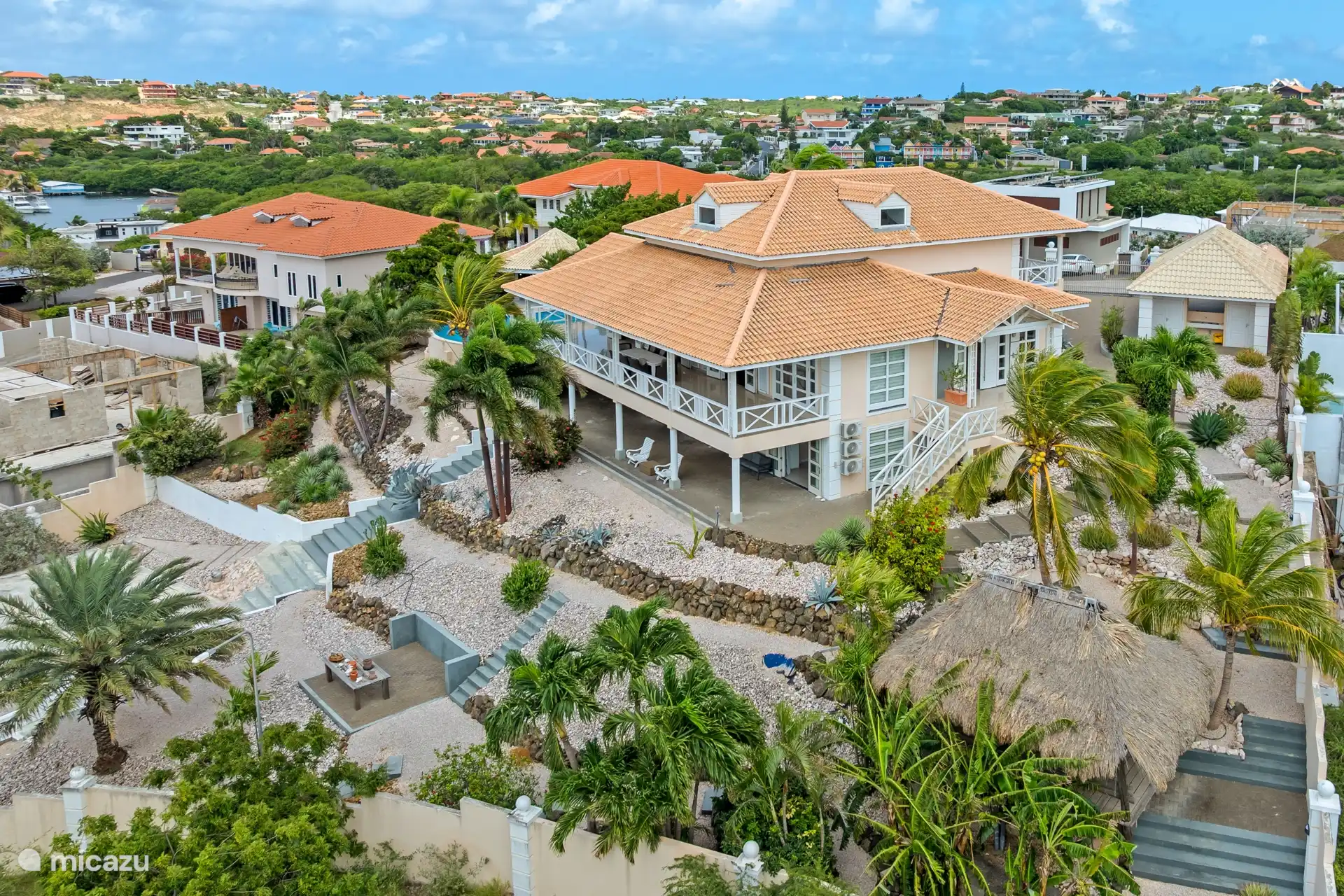 Erleben Sie puren Luxus in dieser atemberaubenden Privatvilla, nur 5 Autominuten vom beliebten Viertel Jan Thiel entfernt. 