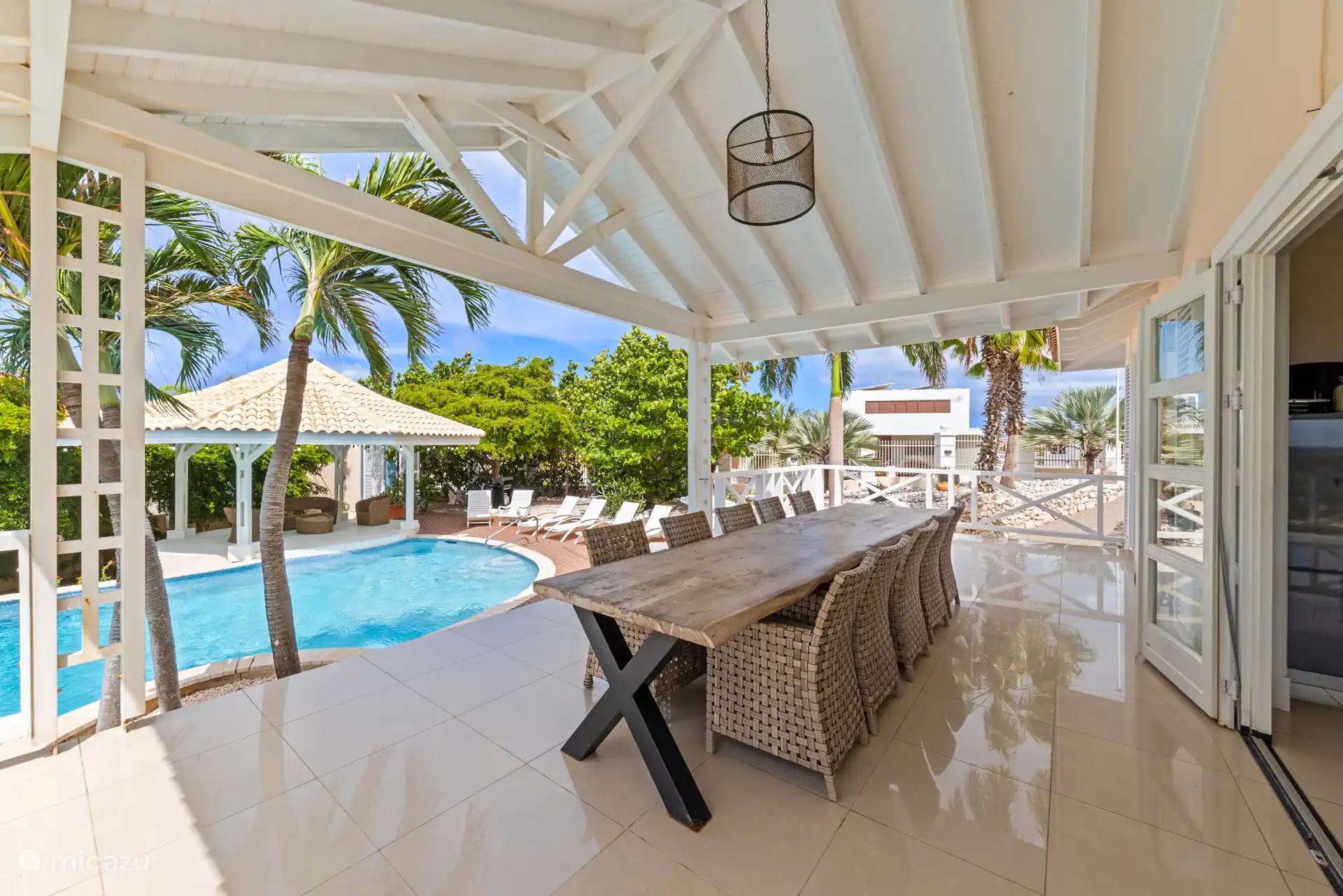 Genießen Sie die Natur, indem Sie auf der Veranda speisen.