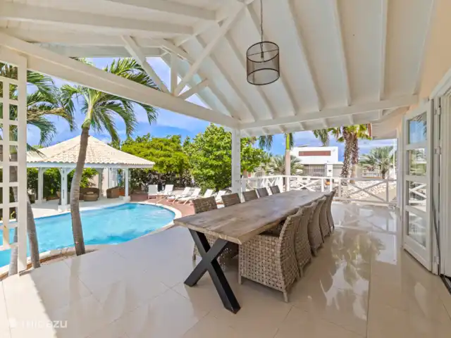 Villa Bella Vista - Brakkeput Abou | Curaçao, Banda Ariba (est), Brakkeput Abou - villa Profitez de l’extérieur en dînant sur le porche.