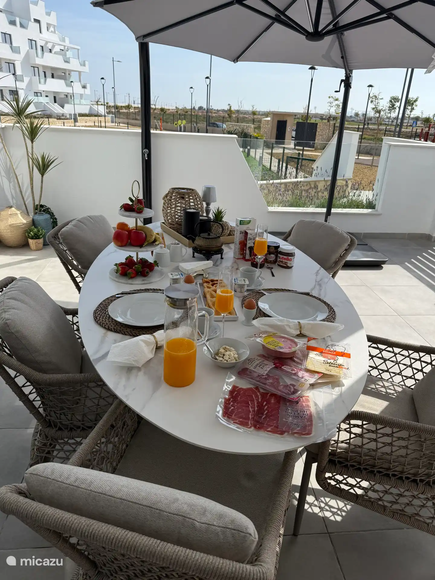 La table à manger à l’extérieur sur le porche