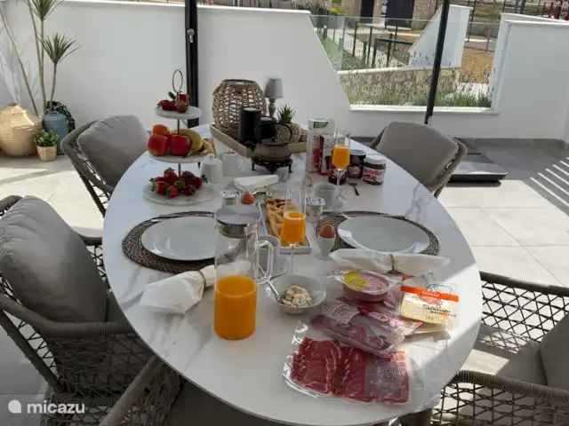 Location de Vacances Espagne, Murcia, Torre-Pacheco, appartement - Casa Wilatie - Santa Rosalía La table à manger à l’extérieur sur le porche