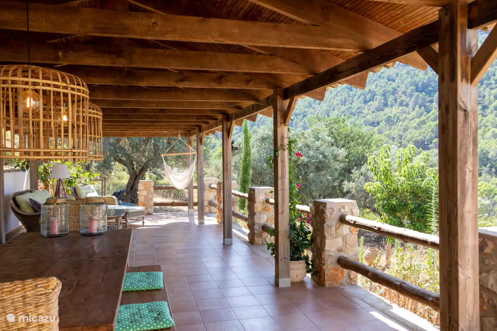 Eine &#252;berdachte Terrasse