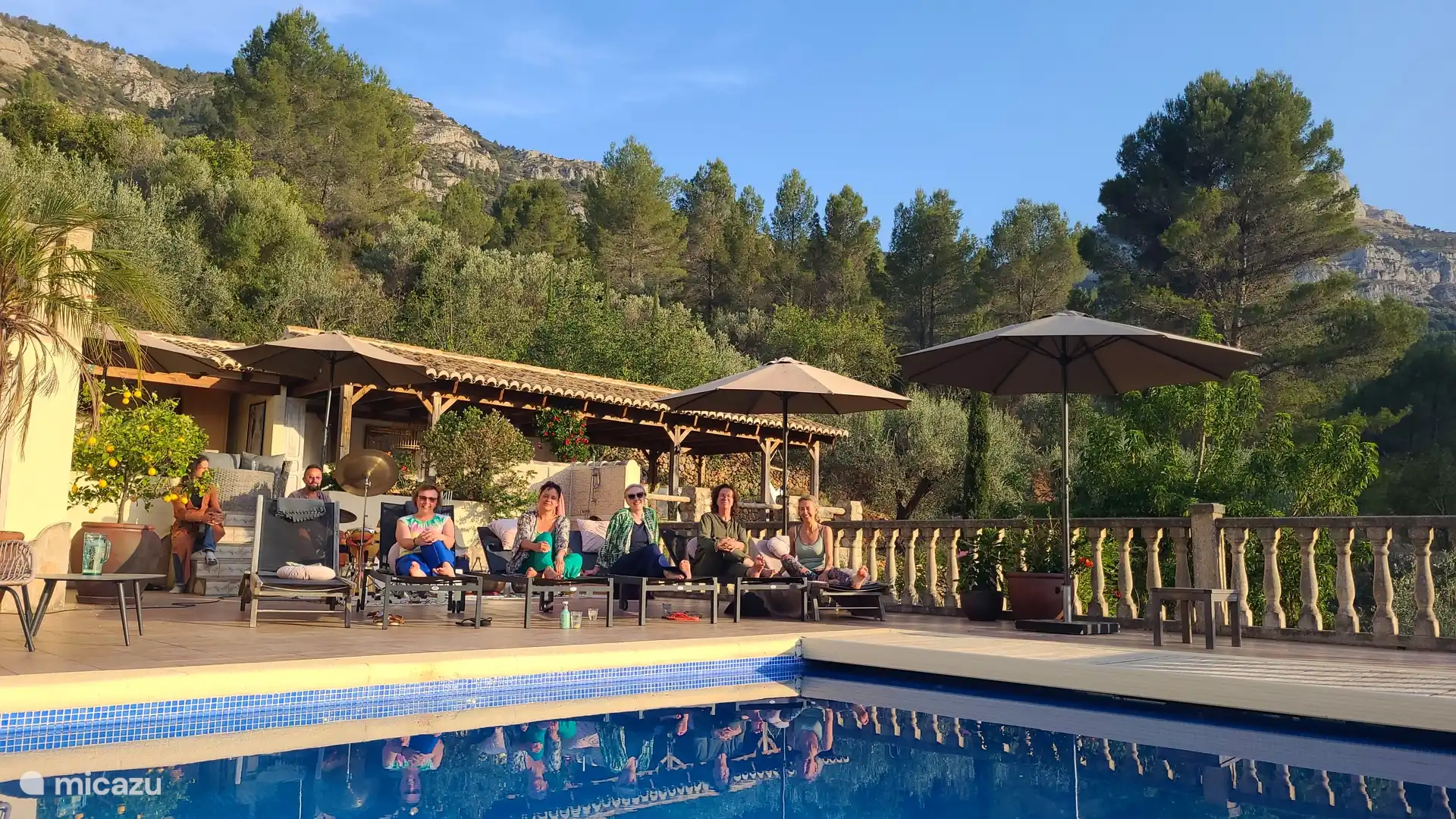 Terrasse rund um den Pool