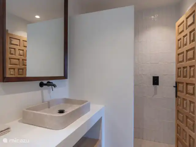Villa del Valle en España, Costa Blanca, Benissa - villa Villa Soleà ha sido renovada con estilo. Ducha a ras de suelo.