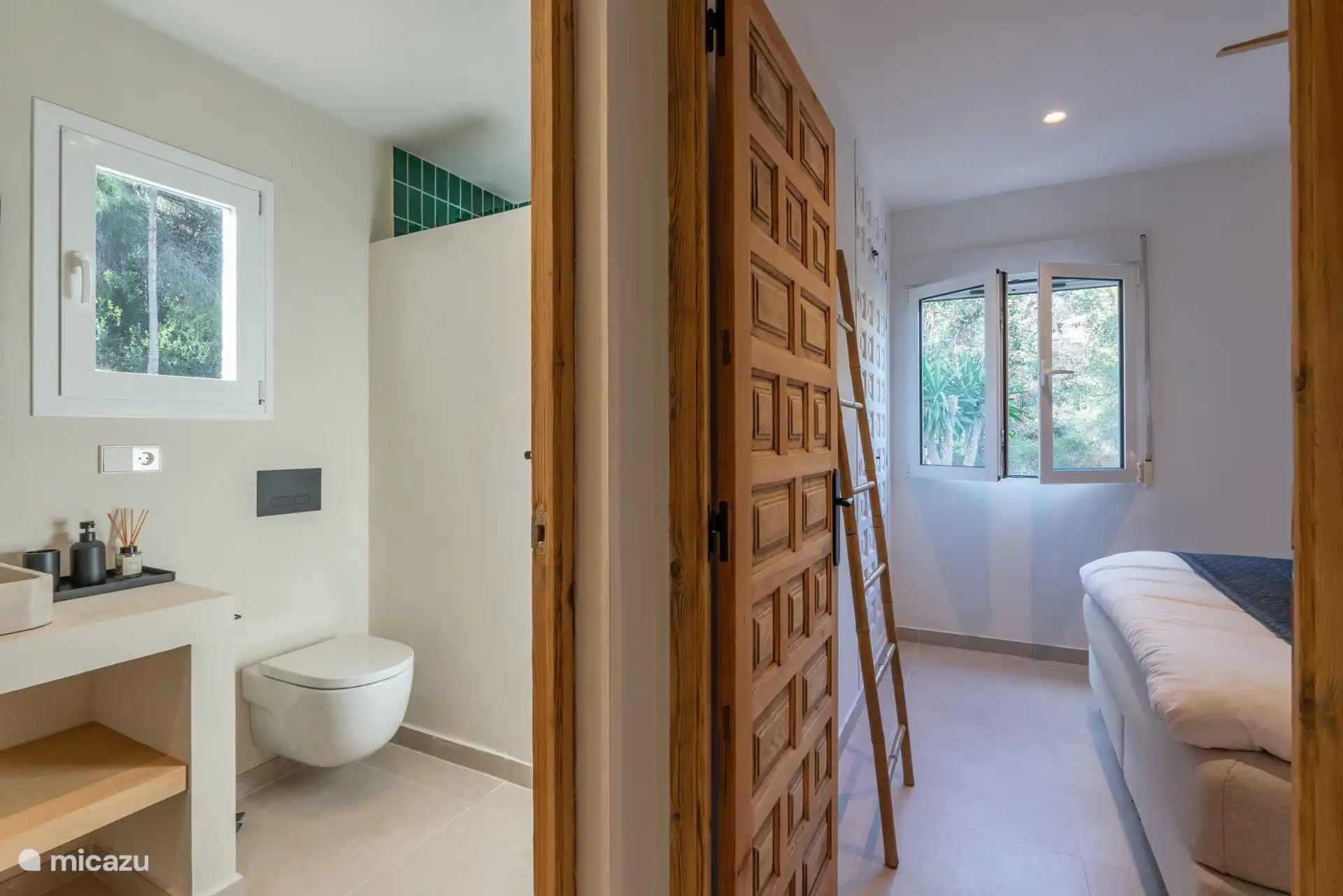 Schlafzimmer mit angrenzendem Badezimmer. 