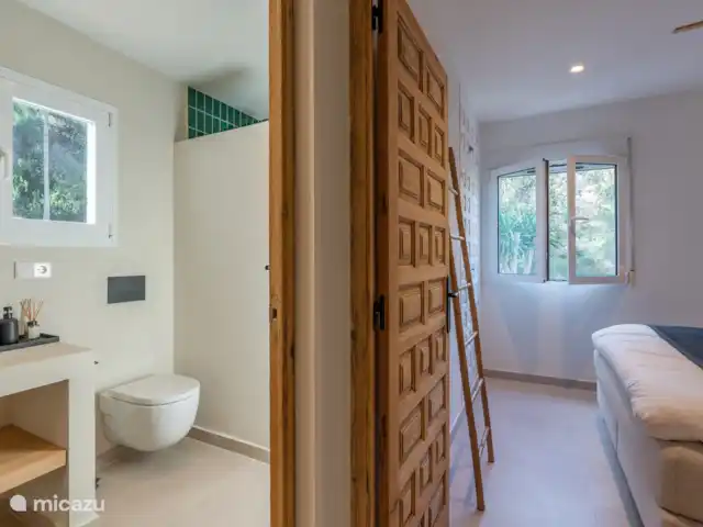 Villa del Valle en España, Costa Blanca, Benissa - villa Dormitorio con baño contiguo.
