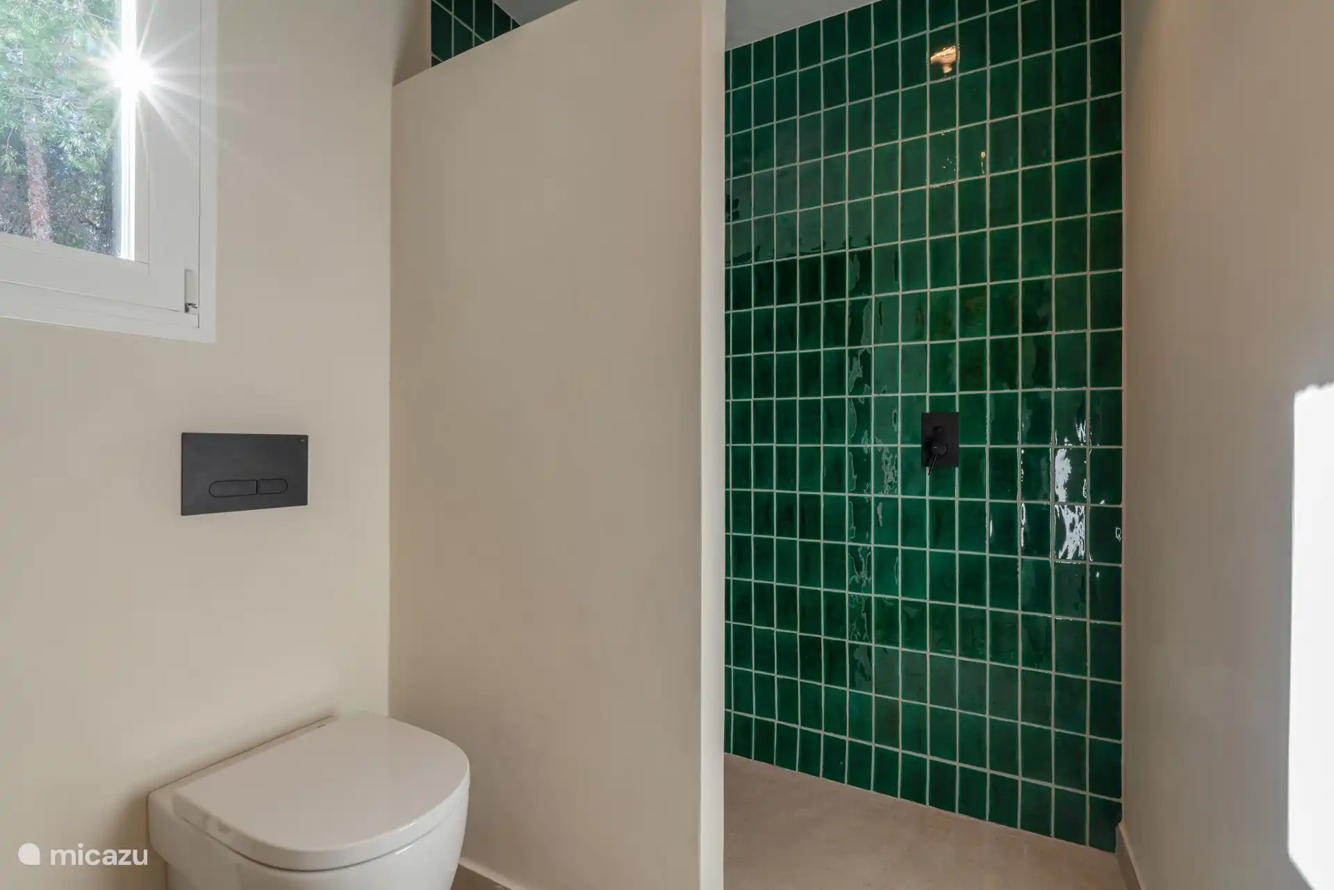 Modernes Badezimmer mit begehbarer Dusche Villa Soleà Benissa 