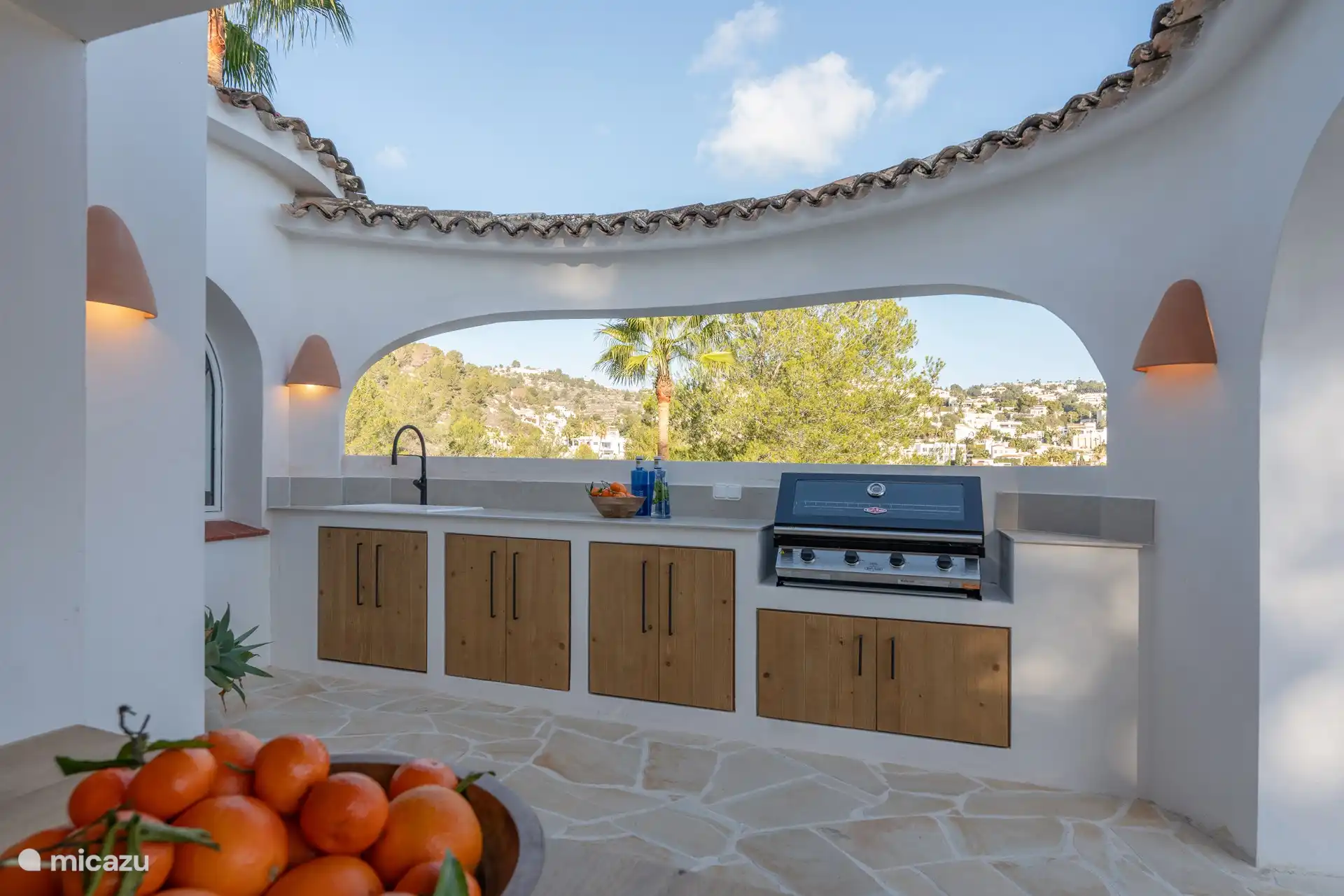 Voll ausgestattete Außenküche