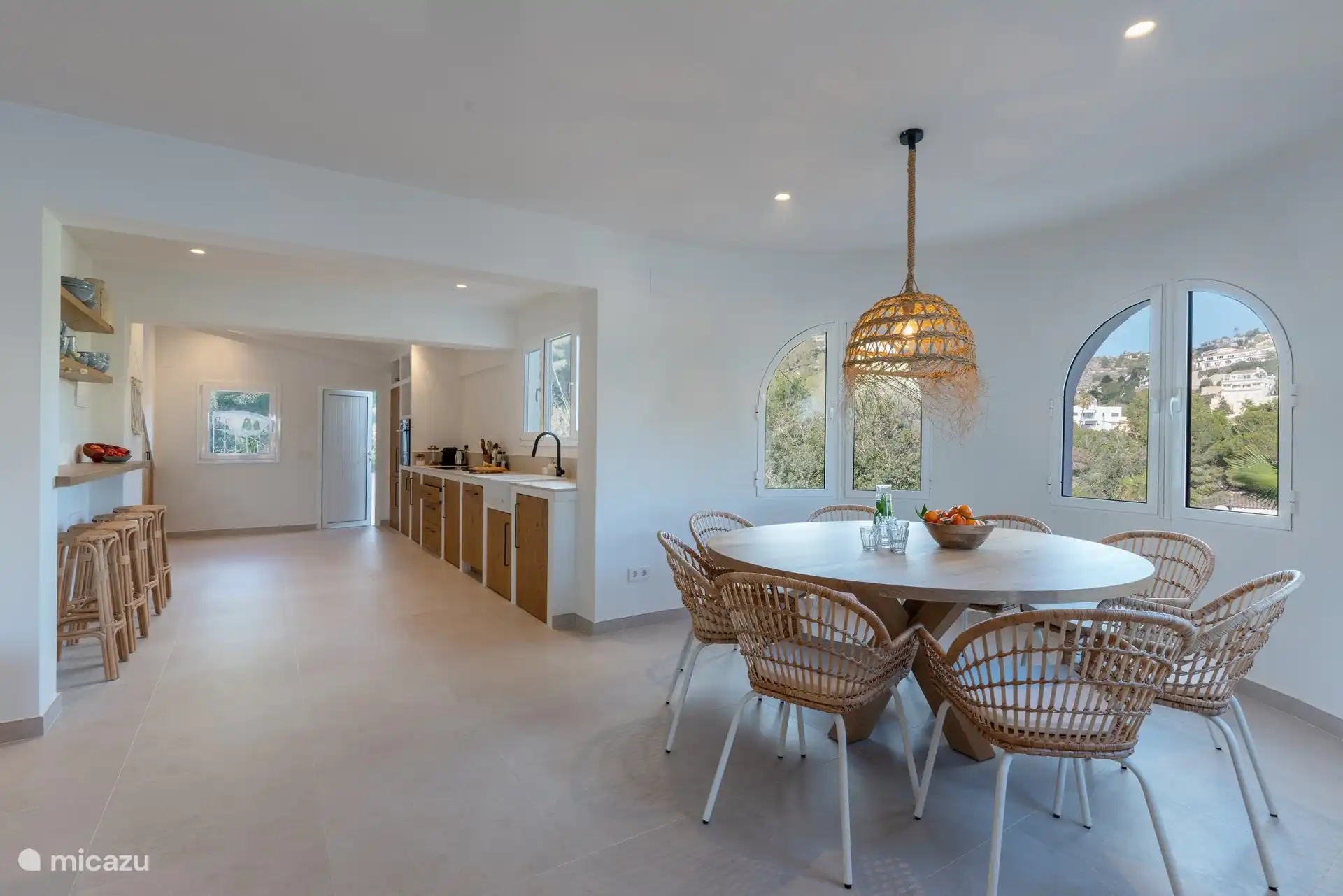 Voll ausgestattete Küche mit Essbereich in der Villa Soleà Benissa an der Costa Blanca 