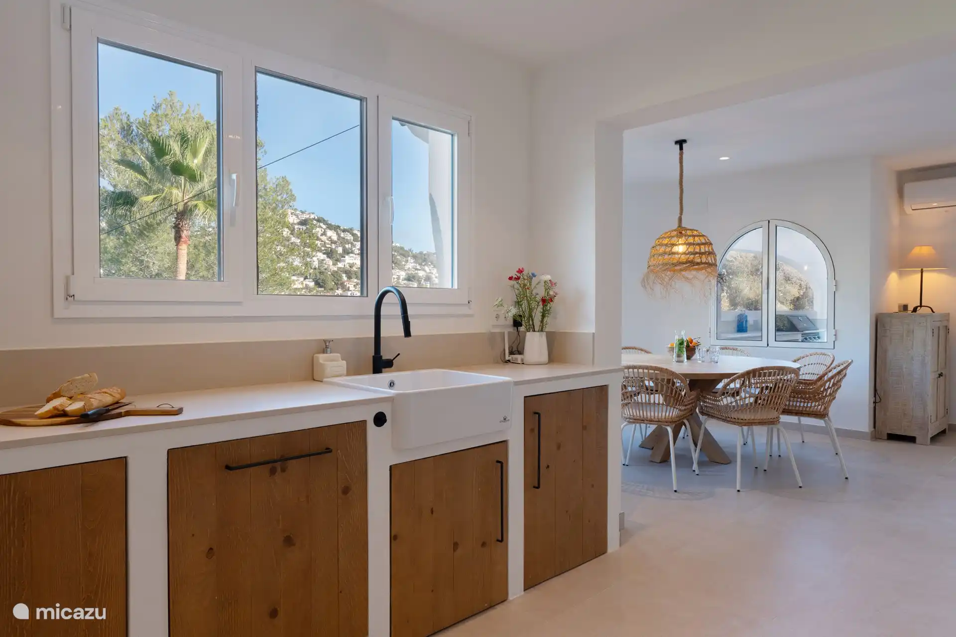 Von der Küche in der Villa Soleà aus ein schöner Blick über den großen Garten 