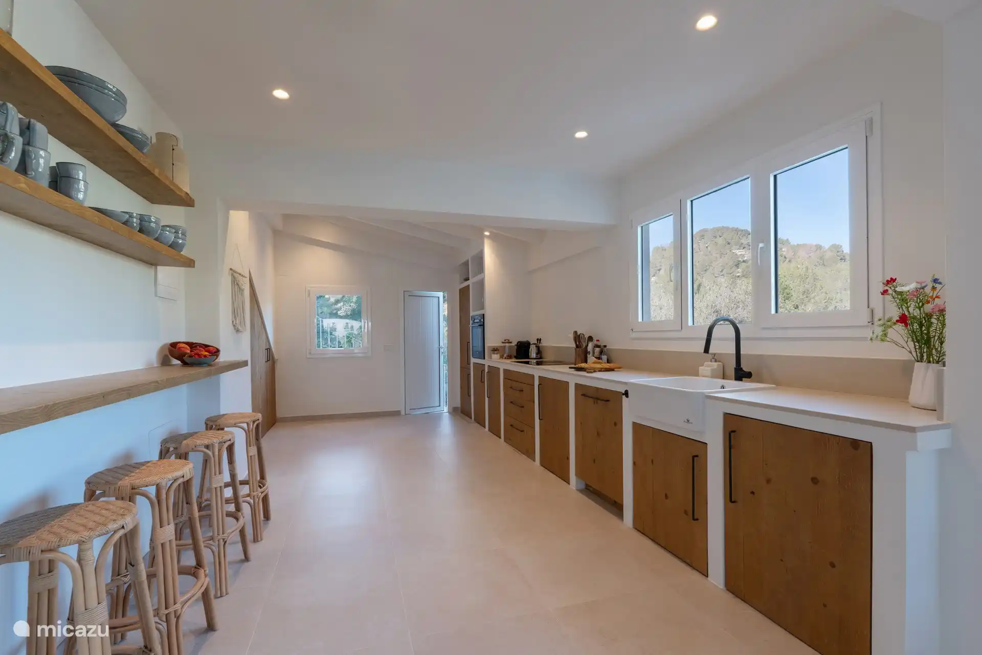 Voll ausgestattete Küche 