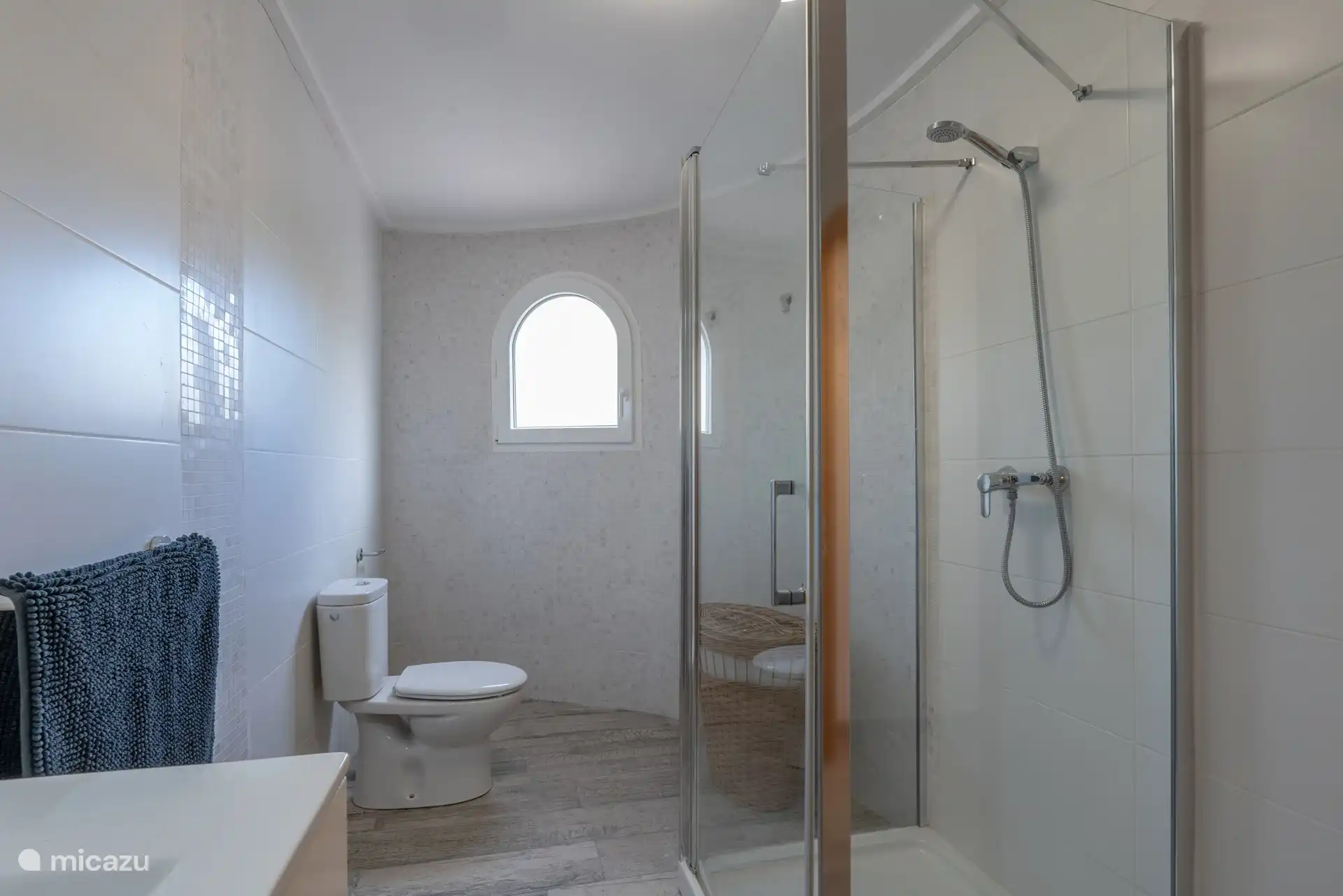 Separates geräumiges Schlafzimmer im Erdgeschoss. Villa Soleà ist eine stilvoll gebaute spanische Villa in Benissa. Mit schönen Kurven. 