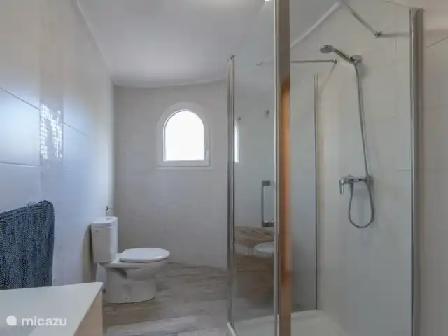 Villa del Valle en España, Costa Blanca, Benissa - villa Amplio dormitorio independiente en la planta baja. Villa Soleà es una villa española de elegante construcción en Benissa. Con hermosas curvas.