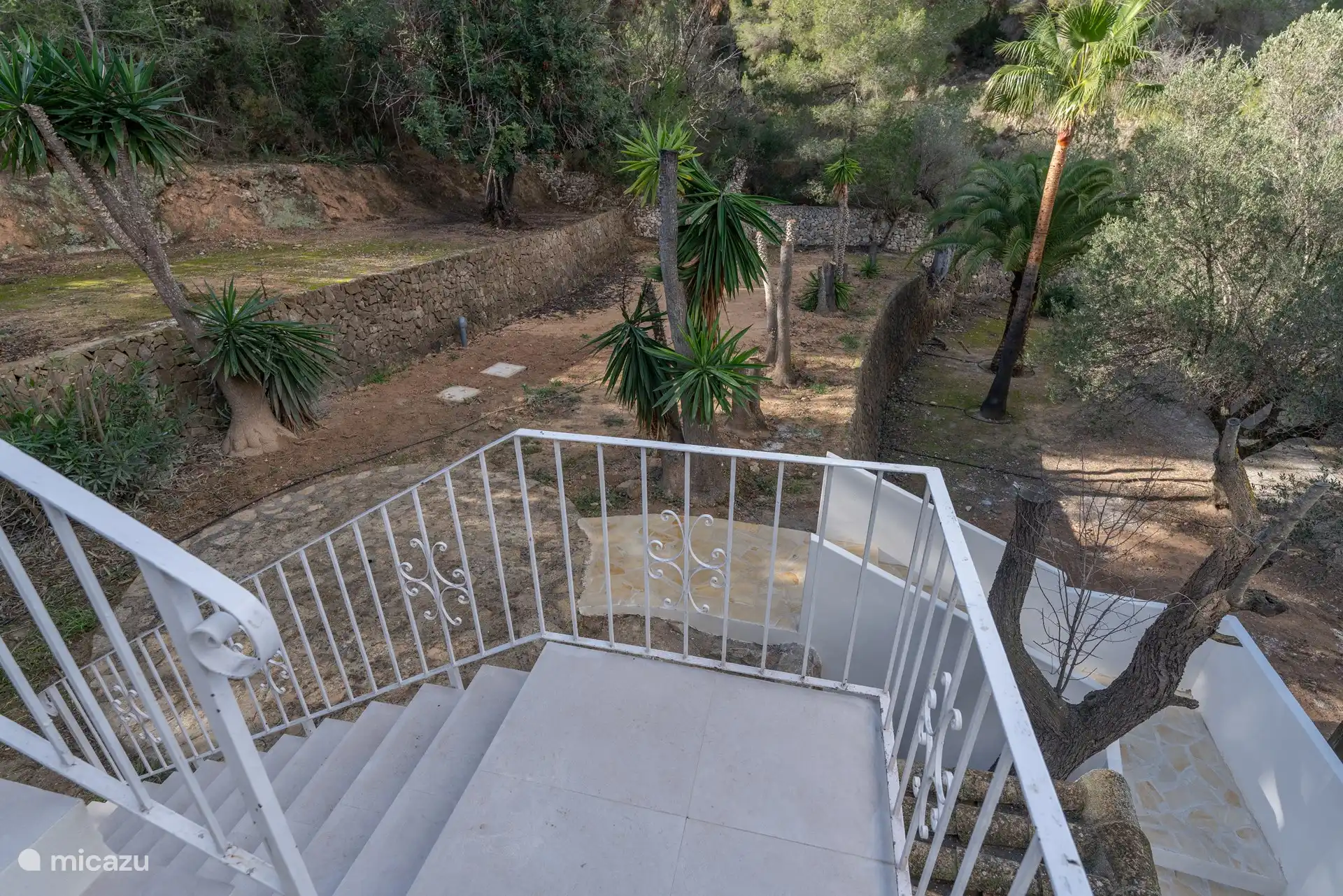 Im ersten Stock befindet sich ein separates Studio / Schlafzimmer 