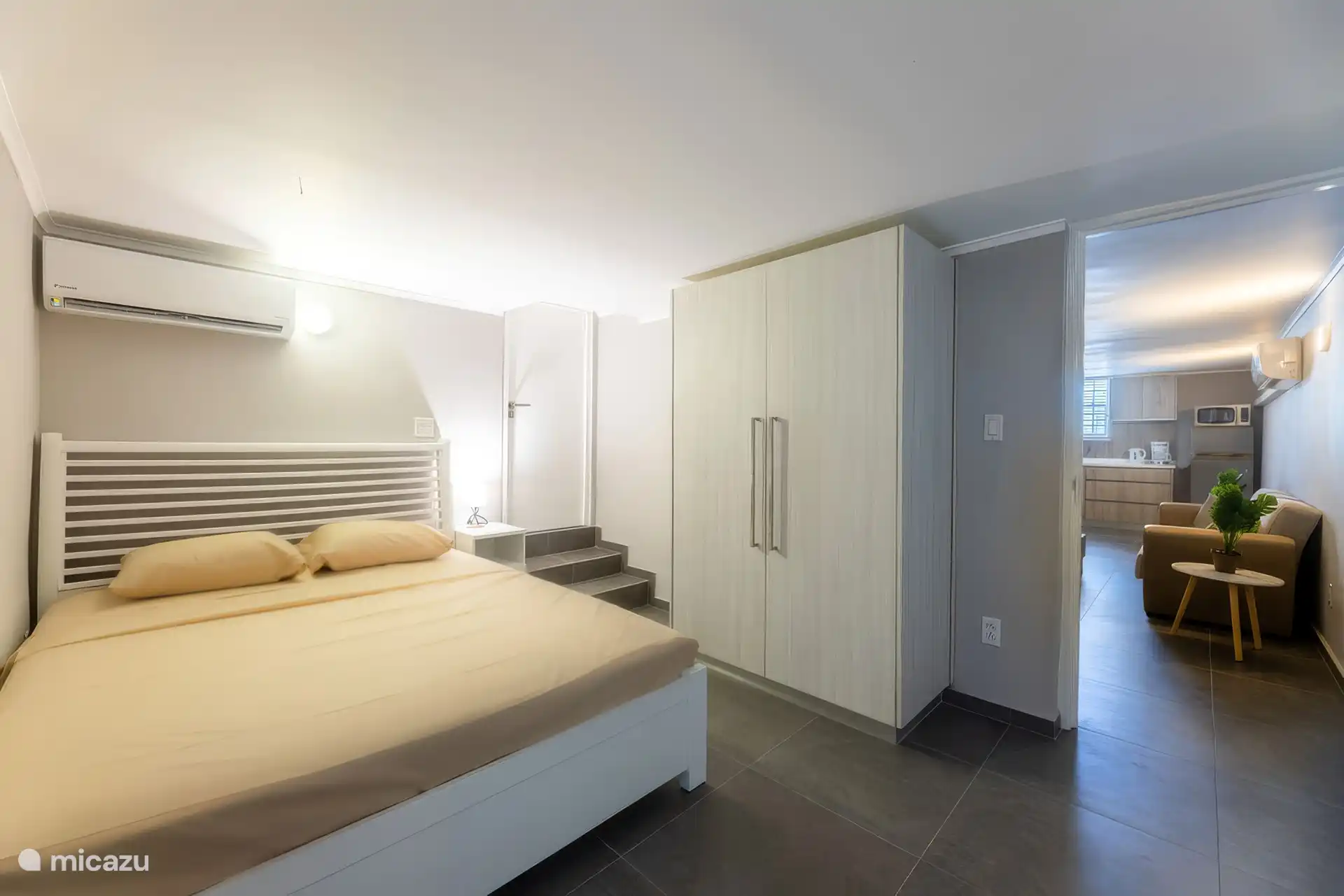 Dormitorio 1. La puerta con escaleras es al baño y otra puerta a la sala de estar.