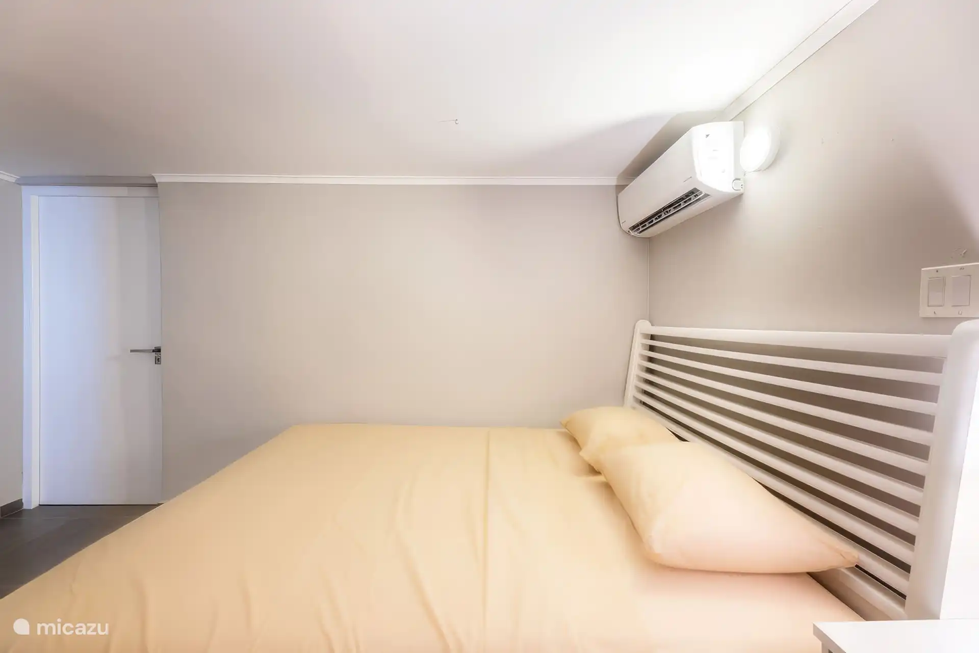 Dormitorio 1. La puerta del dormitorio 2.