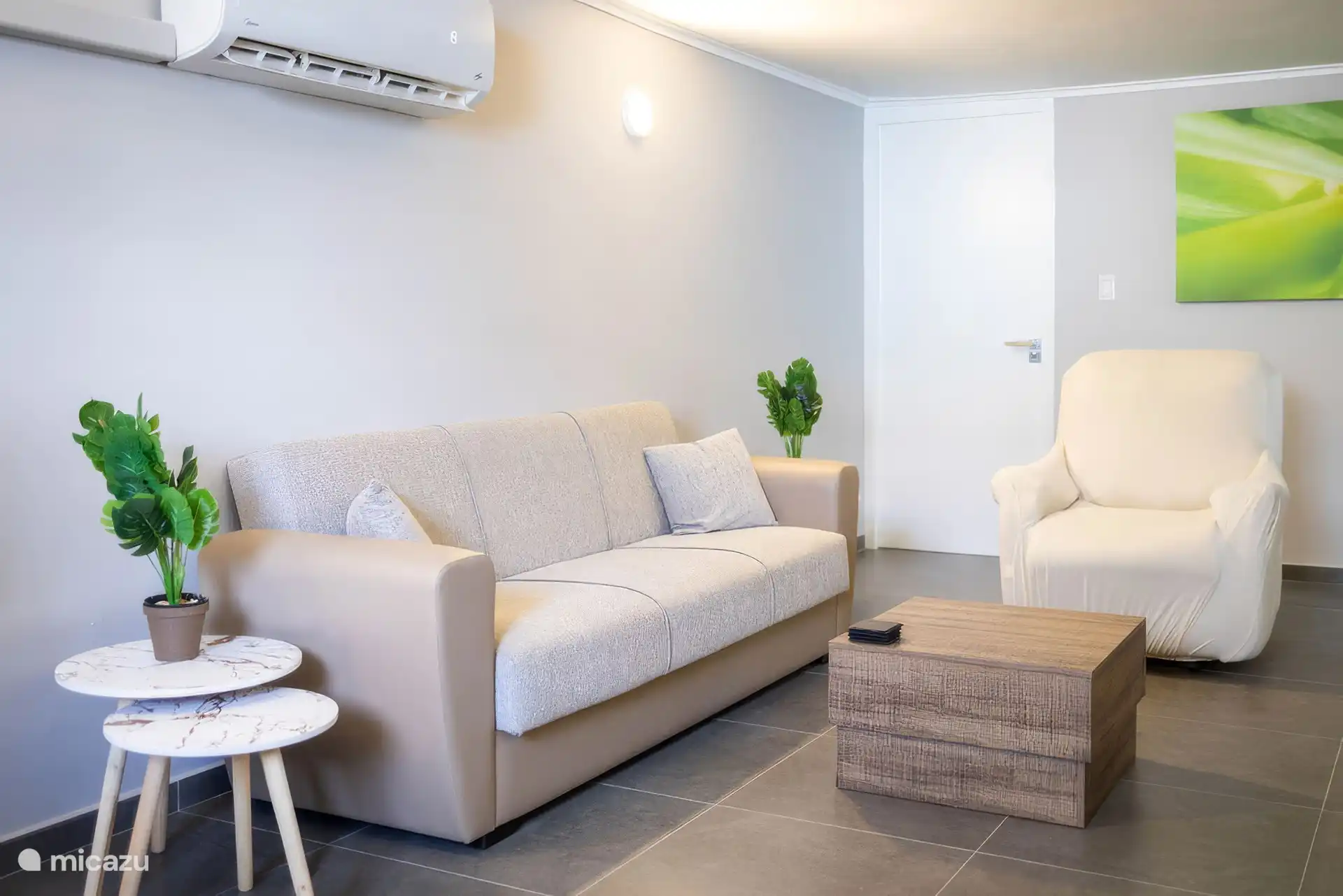 Sala de estar, con la puerta del dormitorio.