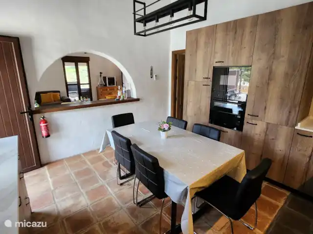 Cortijo Marleen midden in natuur huren in Spanje, Andalusië, Árchez - villa Met toog bar richting woonkamer