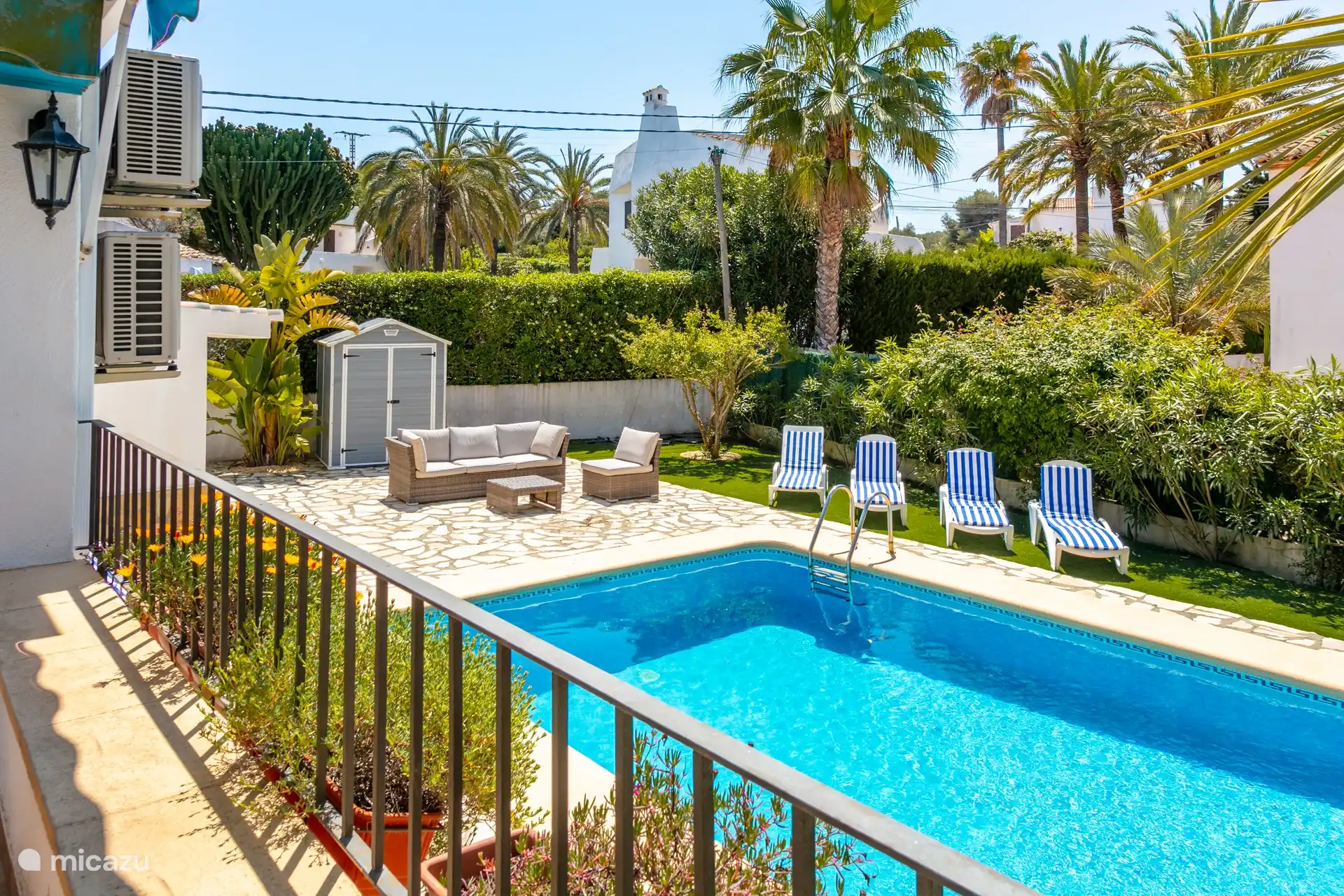 Villa Nij Tsjin Blick auf den Pool von der Seitenterrasse